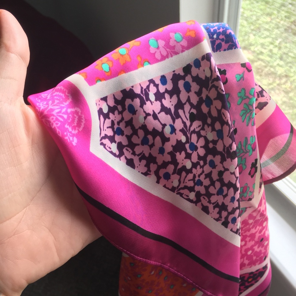 Silky patterned scarf - Picture 3 of 5